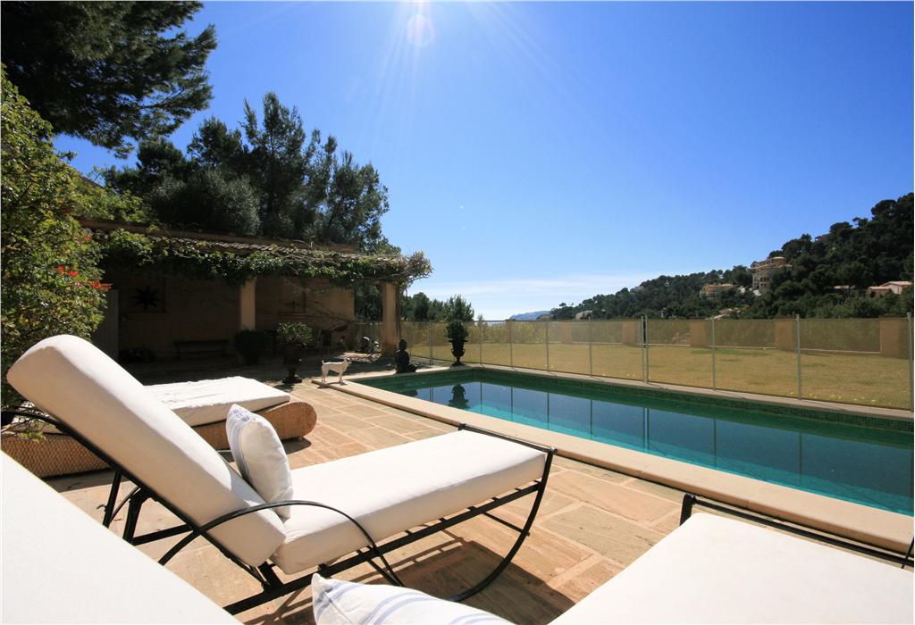 Country style villa with views to the port and the sea